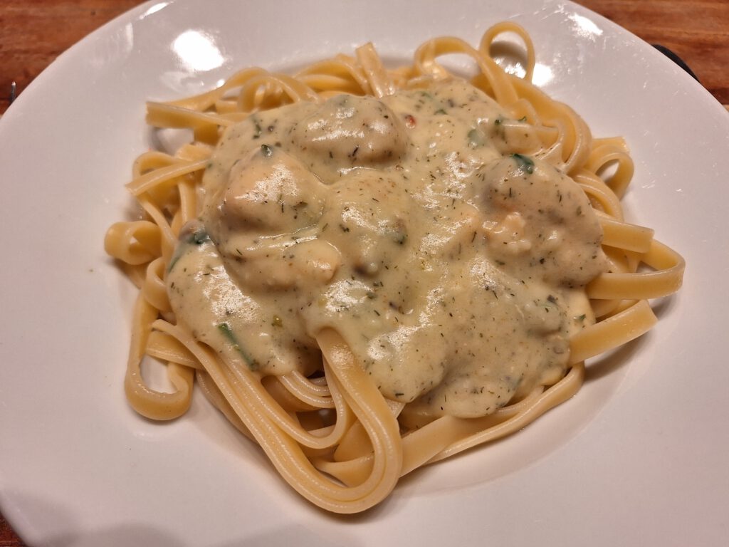 Lachs mit Fettuccine in Weißwein-Sauce – Löffel-Stil Lachs mit Fettuccine in Weißwein-Sauce – Löffel-Stil